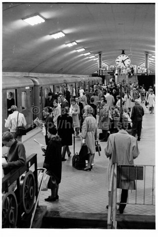 Pendlare i tunnelbanan, Odenplans tunnelbanestation, Stockholm. (1966)