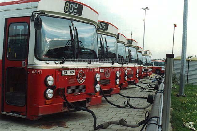 SL-bussar vid ramp vid SLs Bollmoragaraget (BAGA), Stockholm. (1987)