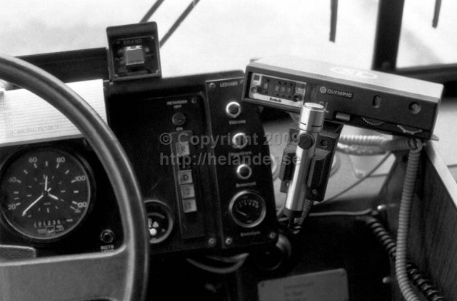 Vy från förarplatsen i en SL-buss. Växelpanel och kommunikationsradio (PYE OLYMPICS). (1987)