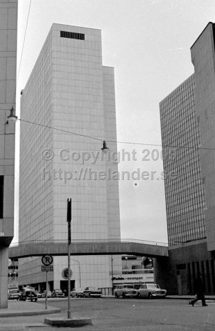 Det nya Stockholm city. En av skyskraporna vid Hötorget reser sig mot skyn. (1966)