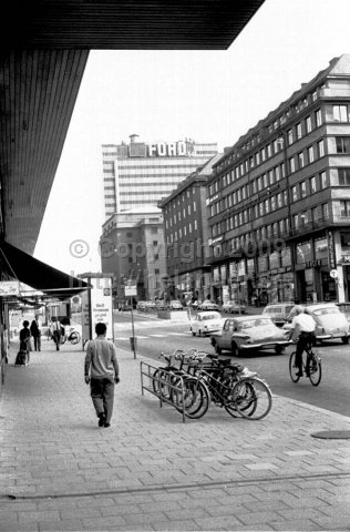 Korsningen Sveavägen/Tunnelgatan med konserthuset. En korsnings som skulle bli världskänd 20 år senare. (1966)