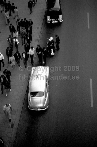 Polis i arbete på Kungsgatan, Stockholm (1966)