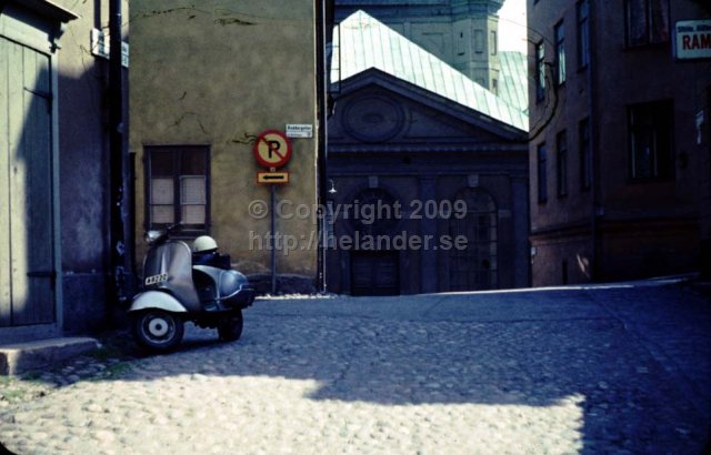 Roddargatan, Södermalm, Stockholm. Katarina kyrka i bakgrunden. (1960-talet)