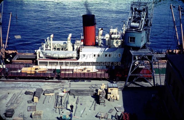 Loading and unloading goods on ships at Stadsgården, Södermalm, Stockholm. Photo from Katarinavägen.(1960\'s)