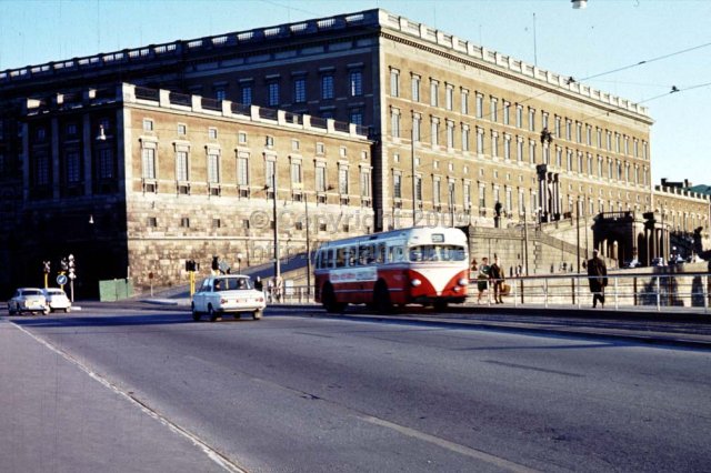 Metropolbuss nr 59 på Strömbron framför Kungliga slottet, Stockholm. (1960-talet)