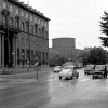 Stadsbiblioteket från Sveavägen. Handelshögskolan till vänster, en regnig dag. (1966)