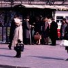 Människor i kö utanför en tidningskiosk i Kungsträdgården, Stockholm. (1960-talet)