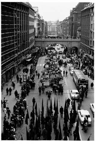 Förstamajdemonstration på Kungsgatan, Stockholm. (1970)