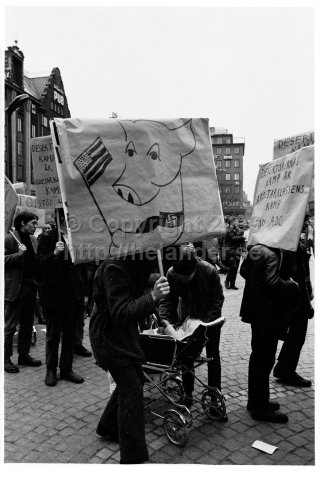 Förstamajdemonstration på Hötorget, Stockholm. (1970)