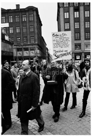 Förstamajdemonstration på Hötorget, Stockholm. (1970)