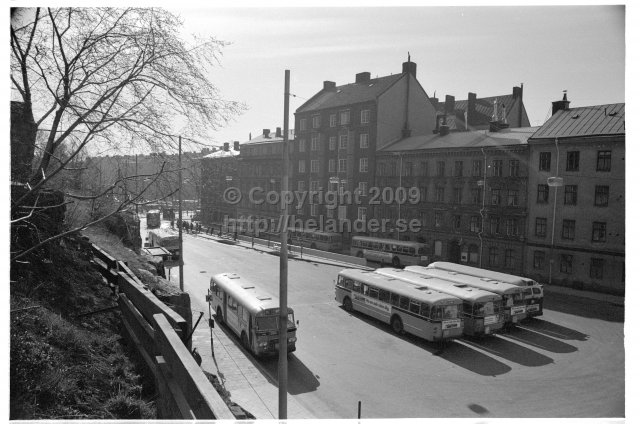 Bussarna mot Nacka vid Tjärhovsplan, Södermalm, Stockholm. (1971)