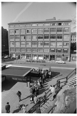 Människor i busskö till 46ans buss vid Tjärhovsplan, Södermalm, Stockholm. (1971)