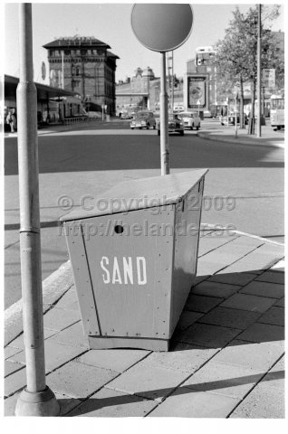Låda med sand inför vintern, Stockholm. (1971)