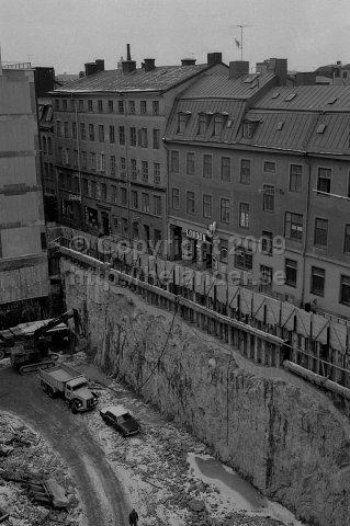 Byggarbetsplats på Drottninggatan 53, idag ett shoppingcenter. Porrbiografen London på Bryggargatan 2 till höger. (Januari 1977)