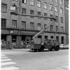 Gatukontoret byter glödlampor i gatubelysningen med en sky lift, Stockholm. (1970)