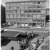 Människor i busskö till 46ans buss vid Tjärhovsplan, Södermalm, Stockholm. (1971)