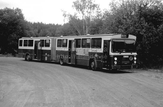 SL-buss nr 6437 vid vändplanen vid Tyresö slott. (1987)