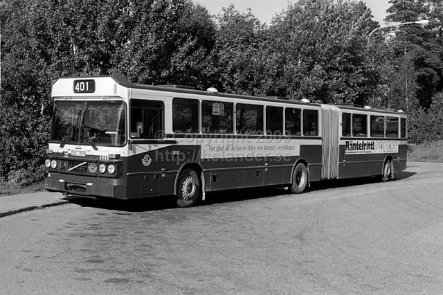 SL-buss nr 6088 på linje 401 vid vändplanen vid Flaten, Älta, Stockholm. (1987)