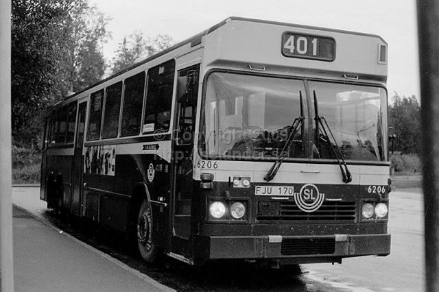 SL-buss nr 6206 på linje 401 vid vändplanen vid Flaten, Älta, Stockholm. (1987)