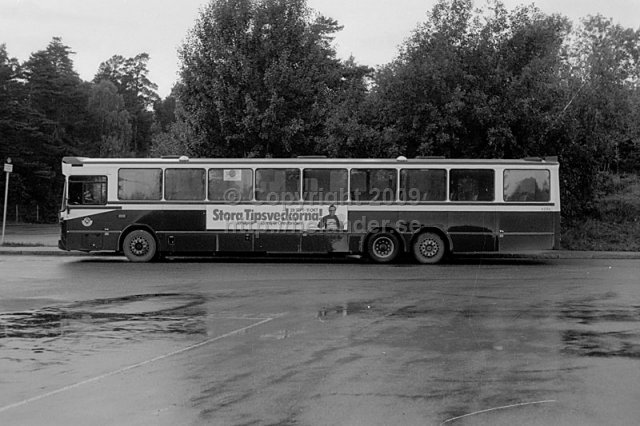 SL-buss nr 6206 på linje 401 vid vändplanen vid Flaten, Älta, Stockholm. (1987)