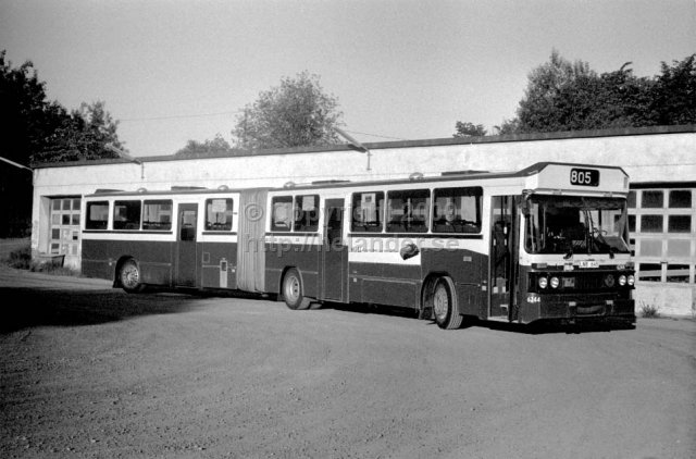 SL bus nr 6244 at the turnaround at Tyresö slott. (1987)