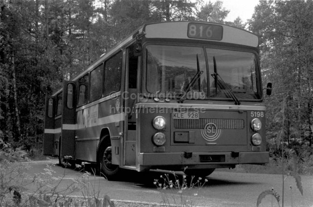 SL-buss nr 5198 vid vändplanen i Tyresö brevik. (1987)
