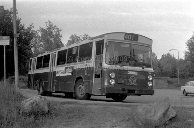 SL-buss nr 5197 vid vändplanen vid Flaten, Älta, Stockholm. (1987)