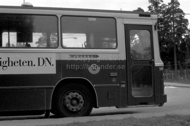 Entrédörr till en SL-buss parkerad vid hållplats Flaten, Älta, Stockholm. (1987)