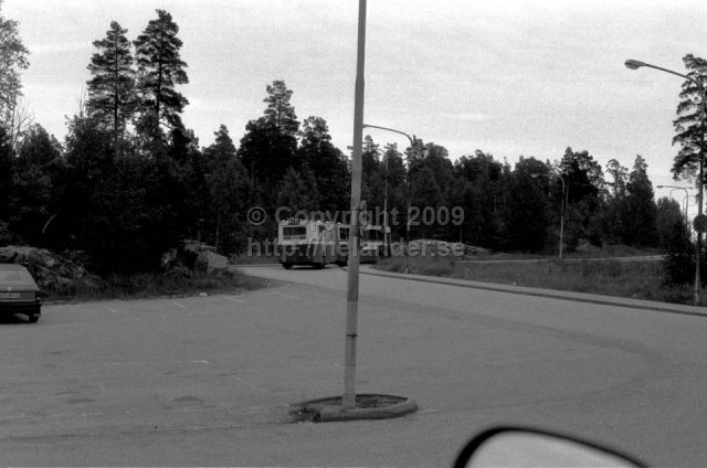 SL-buss som lämnar hållplatsen Flaten, Älta, Stockholm. (1987)
