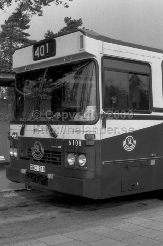SL-buss nr 6108, frontvy vid hållplats Flaten, Älta, Stockholm. (1987)