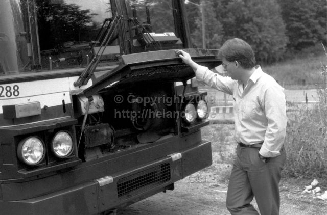 SL bus driver (Stefan Helander) and bus at turnaround at Tyresö slott, Stockholm. (1987)