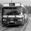 SL-buss nr 6108, frontvy vid hållplats Flaten, Älta, Stockholm. (1987)