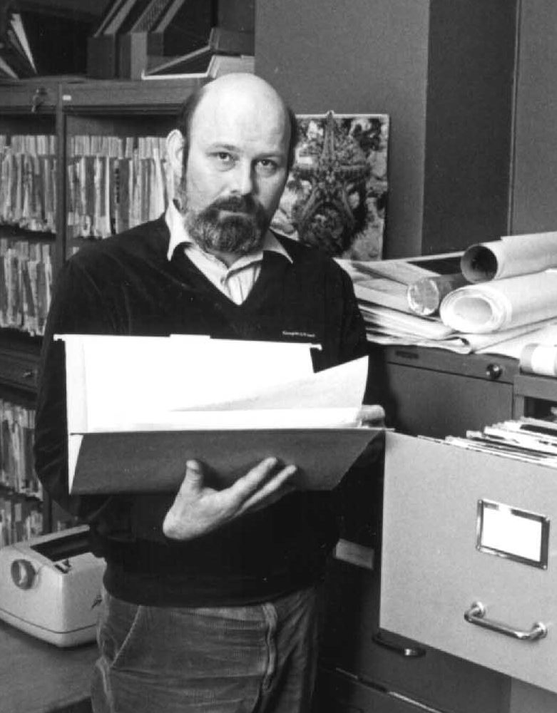 Donald Helander i arbete i bildarkivet hos sin tidigare arbetsgivare Almqvist & Wiksell (1984)
